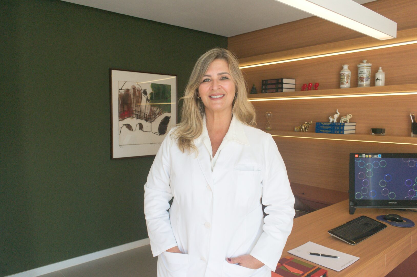 Dra Claudia no consultorio