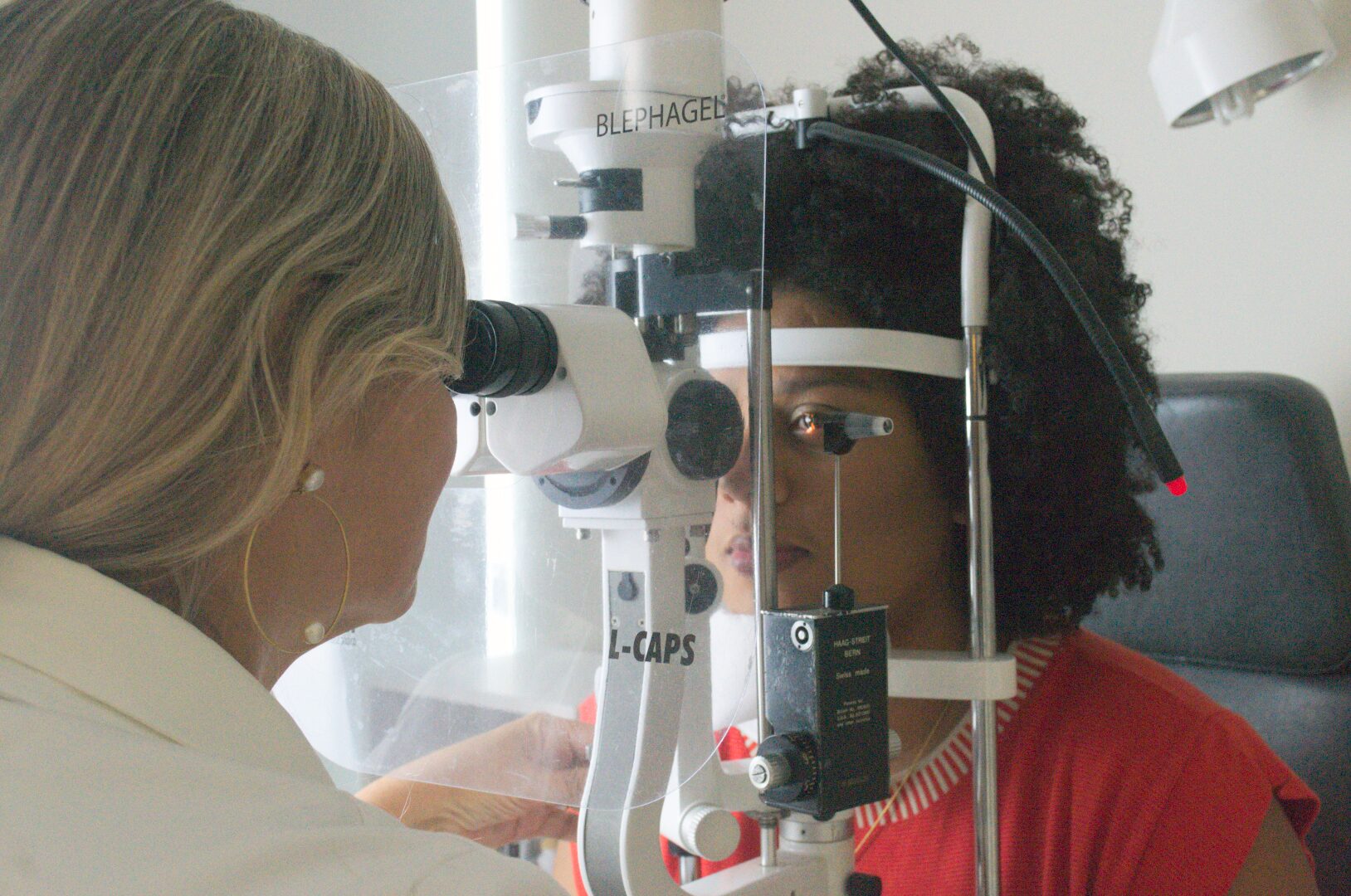 Dra Claudia realizando exame