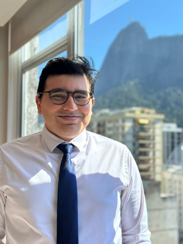 Foto do Dr Renato Sztern no consultório