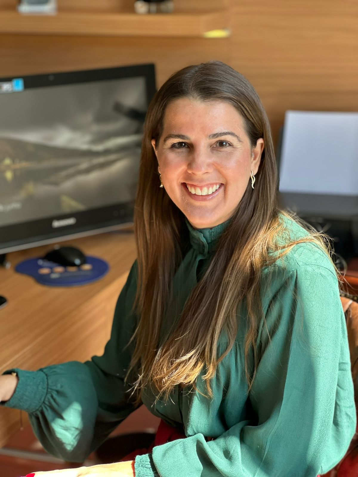 Foto da Dra Clara Bartha no consultório