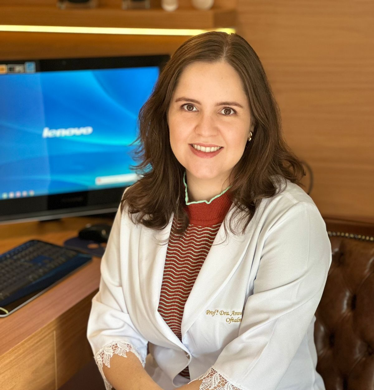 Foto da Dra AnnaMaria Ceminelli no consultório